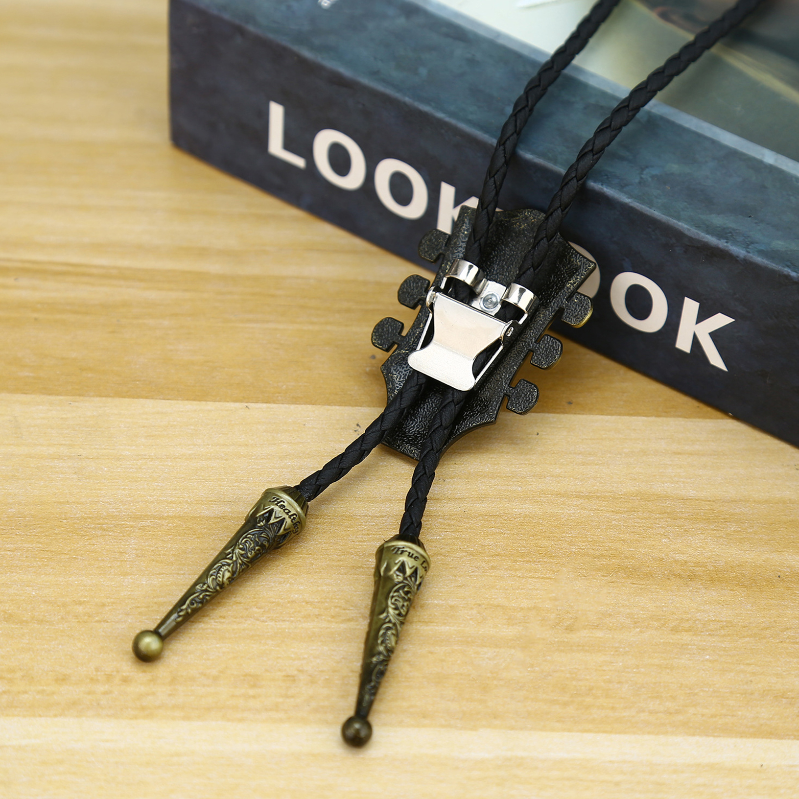 Acquista Collana Bola Western Rodeo Bolo Tie In Pelle PU Nera